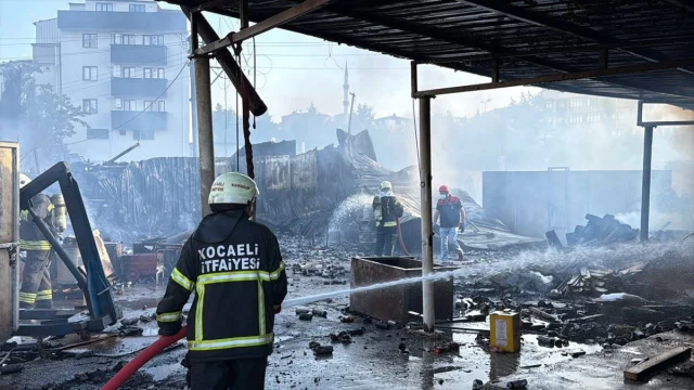 Kocaeli'de Sanayi Bölgesinde Büyük Yangın: Hurda Deposu ve Atölye Zarar Gördü