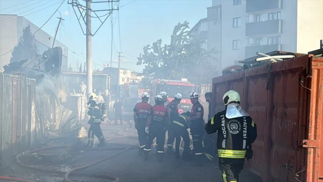 Kocaeli'de Sanayi Bölgesinde Büyük Yangın: Hurda Deposu ve Atölye Zarar Gördü
