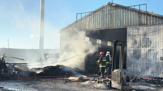 Kocaeli'de Sanayi Bölgesinde Büyük Yangın: Hurda Deposu ve Atölye Zarar Gördü