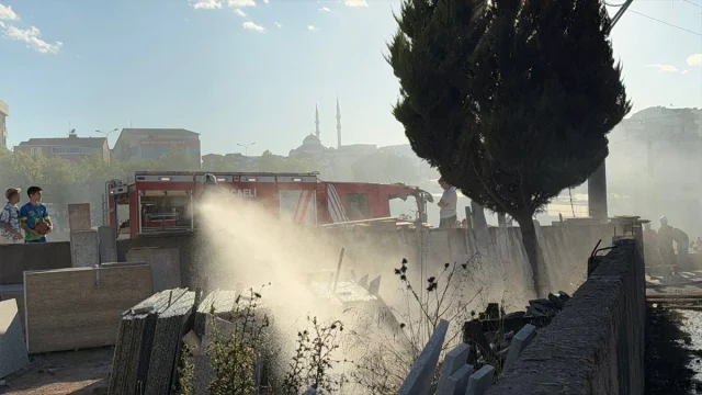 Kocaeli'de Sanayi Bölgesinde Büyük Yangın: Hurda Deposu ve Atölye Zarar Gördü