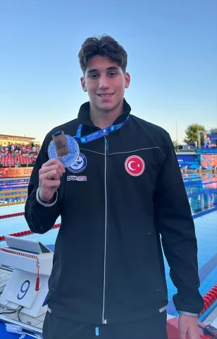 Genç Yüzücü Nusrat Allahverdi, Avrupa'da Altın Madalyaya Uzandı