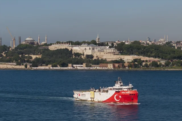 Oruç Reis Gemisi İstanbul Boğazı'ndan Geçiyor
