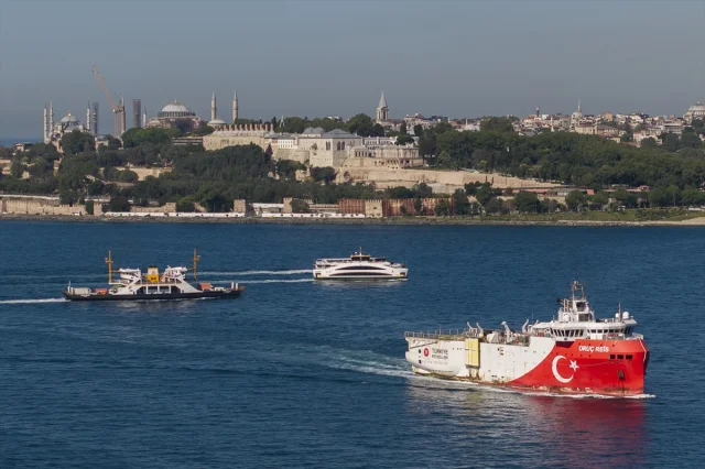 Oruç Reis Gemisi İstanbul Boğazı'ndan Geçiyor