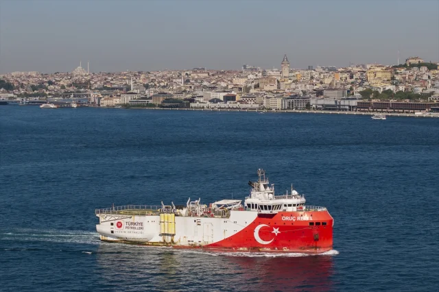 Oruç Reis Gemisi İstanbul Boğazı'ndan Geçiyor