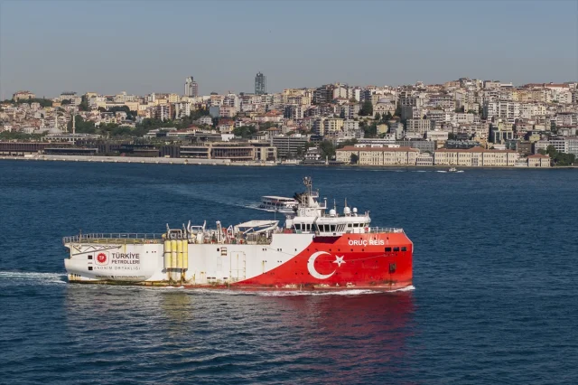 Oruç Reis Gemisi İstanbul Boğazı'ndan Geçiyor