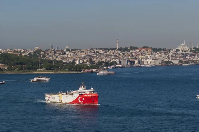 Oruç Reis Gemisi İstanbul Boğazı'ndan Geçiyor