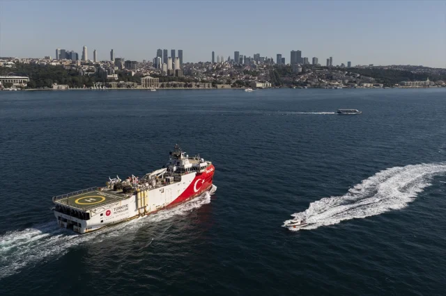 Oruç Reis Gemisi İstanbul Boğazı'ndan Geçiyor