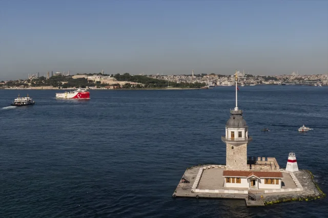 Oruç Reis Gemisi İstanbul Boğazı'ndan Geçiyor