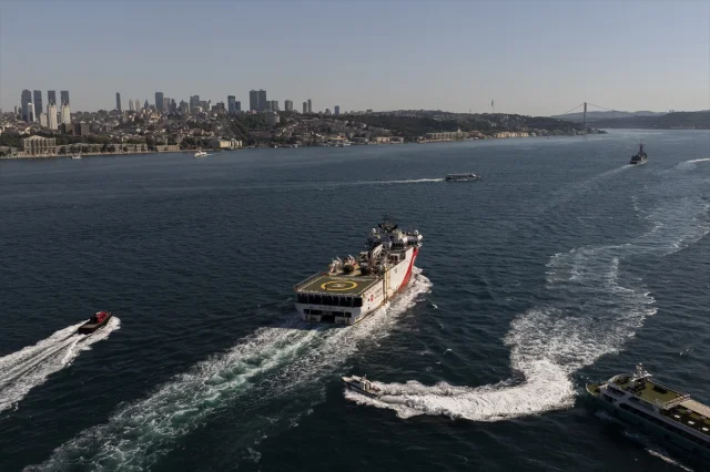 Oruç Reis Gemisi İstanbul Boğazı'ndan Geçiyor