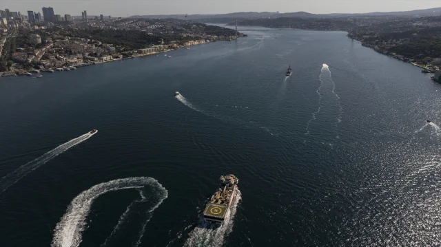 Oruç Reis Gemisi İstanbul Boğazı'ndan Geçiyor