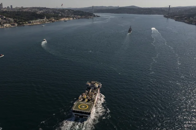 Oruç Reis Gemisi İstanbul Boğazı'ndan Geçiyor
