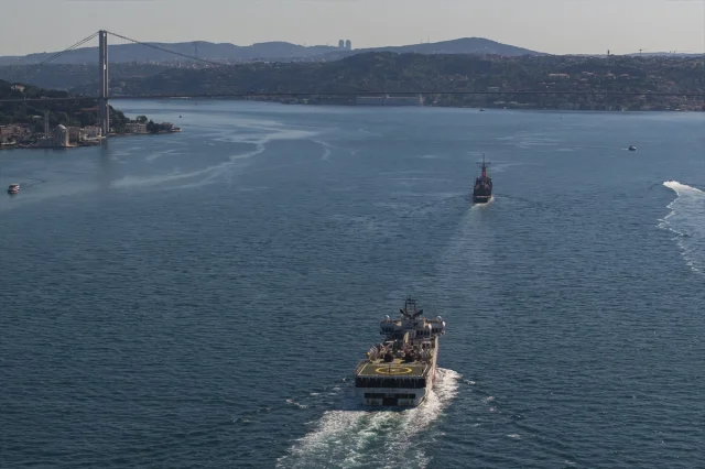 Oruç Reis Gemisi İstanbul Boğazı'ndan Geçiyor