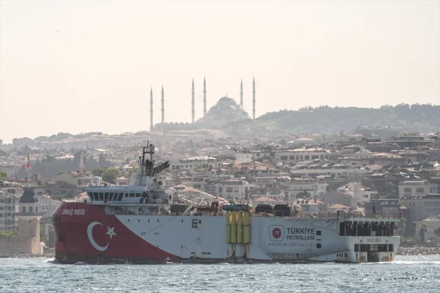 Oruç Reis Gemisi İstanbul Boğazı'ndan Geçiyor