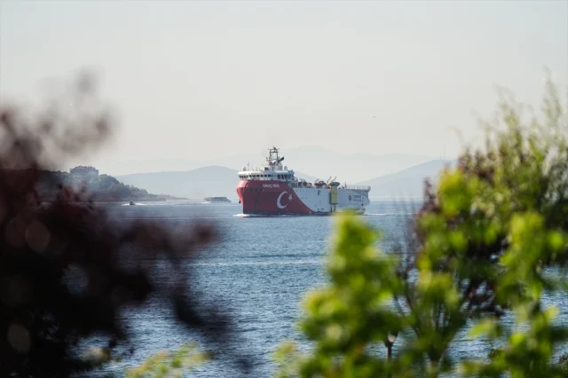 Oruç Reis Gemisi İstanbul Boğazı'ndan Geçiyor