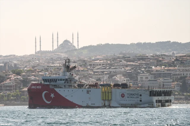 Oruç Reis Gemisi İstanbul Boğazı'ndan Geçiyor