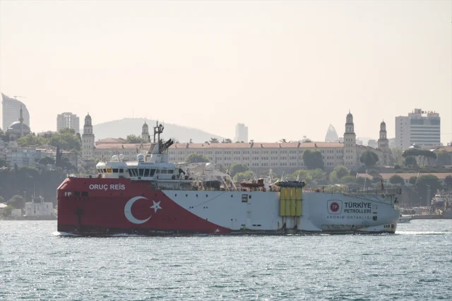 Oruç Reis Gemisi İstanbul Boğazı'ndan Geçiyor