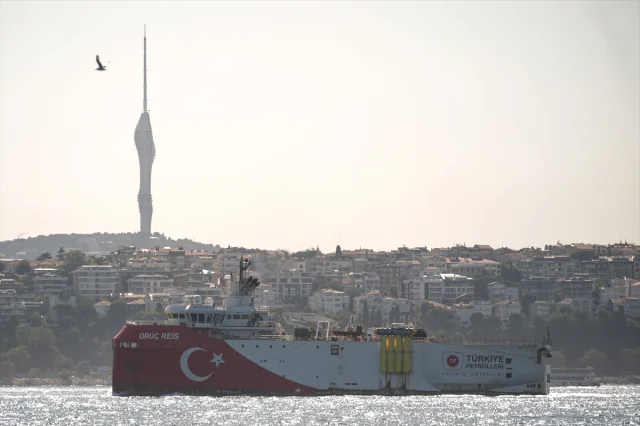 Oruç Reis Gemisi İstanbul Boğazı'ndan Geçiyor