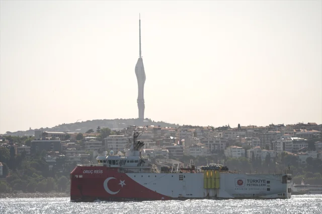 Oruç Reis Gemisi İstanbul Boğazı'ndan Geçiyor