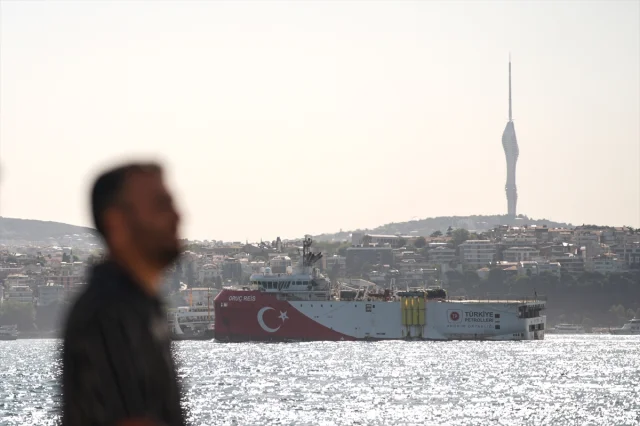 Oruç Reis Gemisi İstanbul Boğazı'ndan Geçiyor