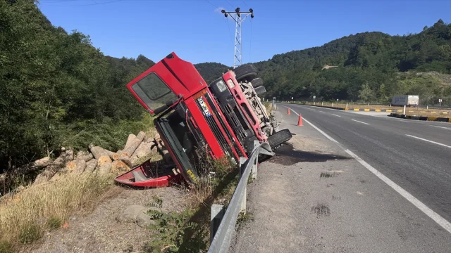 Zonguldak'ta Kontrolden Çıkan Tomruk Yüklü Tır Korkuttu