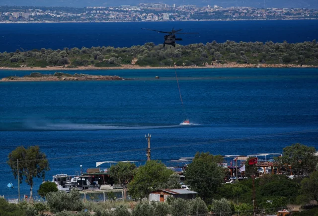 İzmir Çeşme'de Yangınla Mücadele: Alevler Kontrol Altına Alınmaya Çalışılıyor