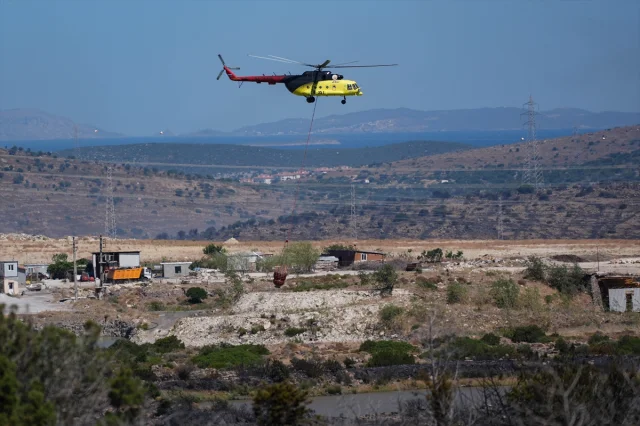 İzmir Çeşme'de Yangınla Mücadele: Alevler Kontrol Altına Alınmaya Çalışılıyor