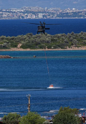 İzmir Çeşme'de Yangınla Mücadele: Alevler Kontrol Altına Alınmaya Çalışılıyor
