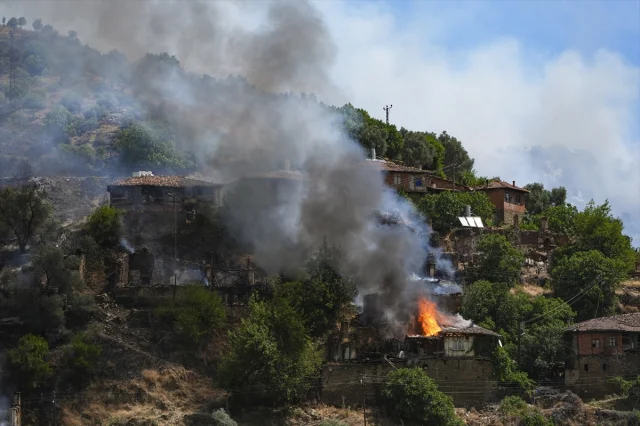 İzmir Ödemiş'teki Orman Yangını İle Mücadele Tüm Hızıyla Sürüyor