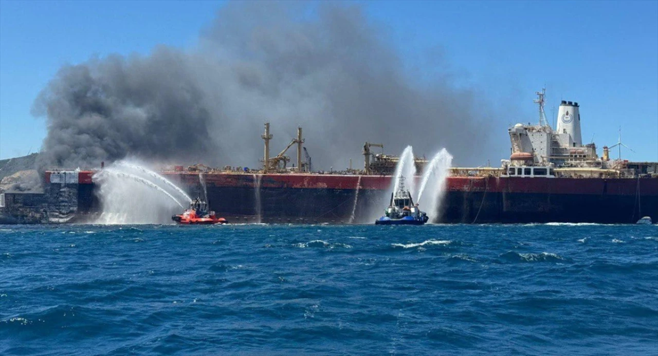 Aliağa Limanı'nda Tanker Gemisinde Çıkan Yangın Kontrol Altında