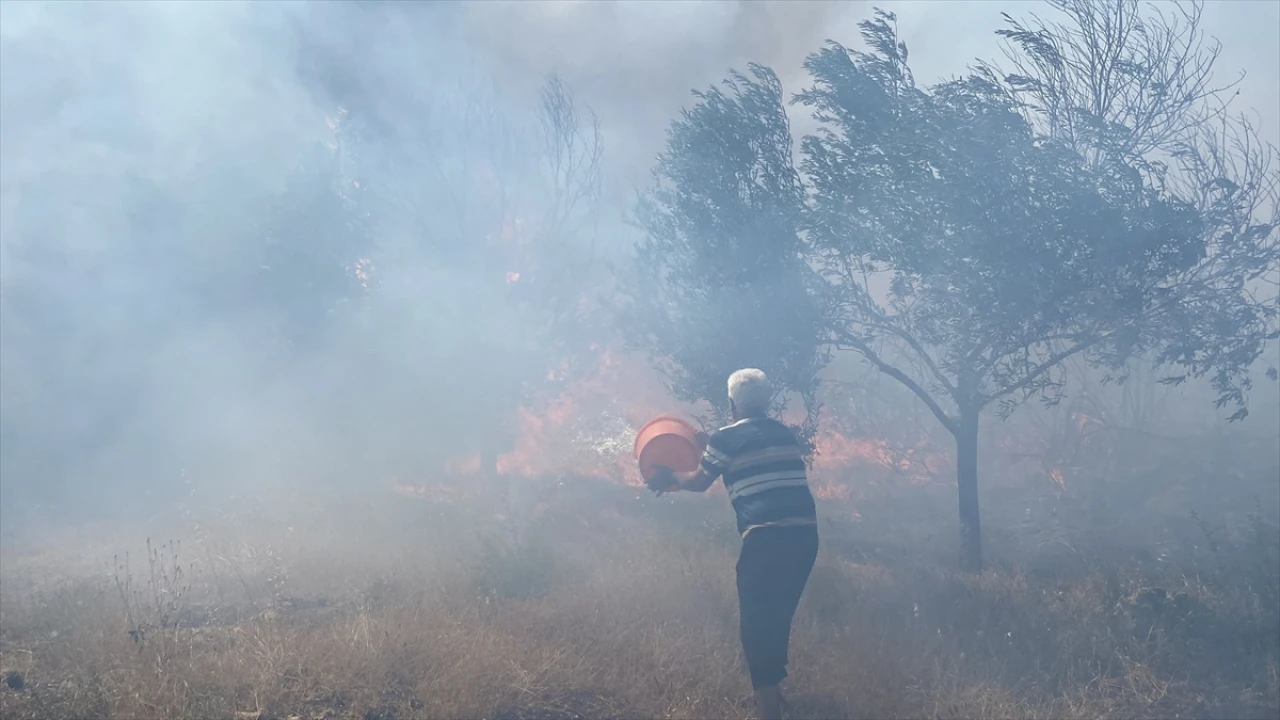 Antalya Aksu'da Çöplükten Yayılan Yangın Makilik Alanı Tehdit Ediyor