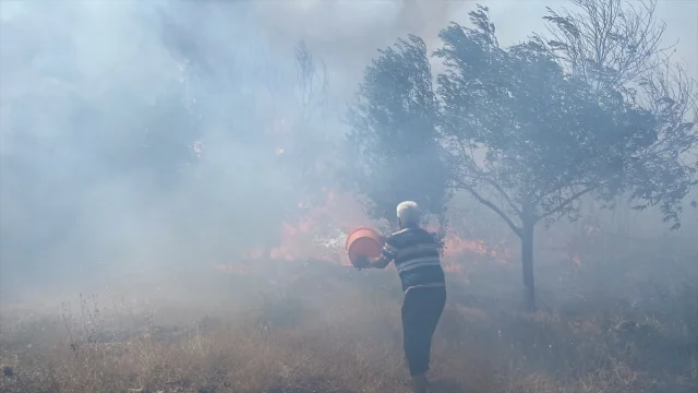 Antalya Aksu'da Çöplükten Yayılan Yangın Makilik Alanı Tehdi...