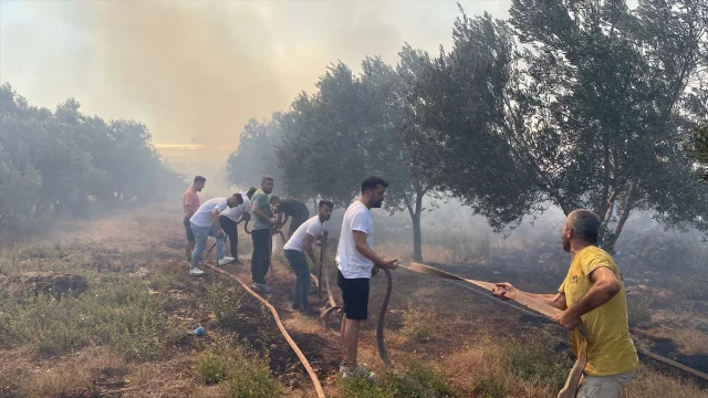 Antalya Aksu'da Çöplükten Yayılan Yangın Makilik Alanı Tehdit Ediyor