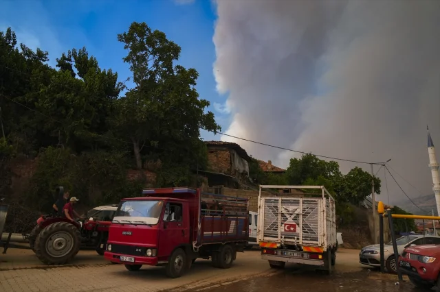 İzmir Ödemiş'te Orman Yangınına Karşı Yoğun Mücadele