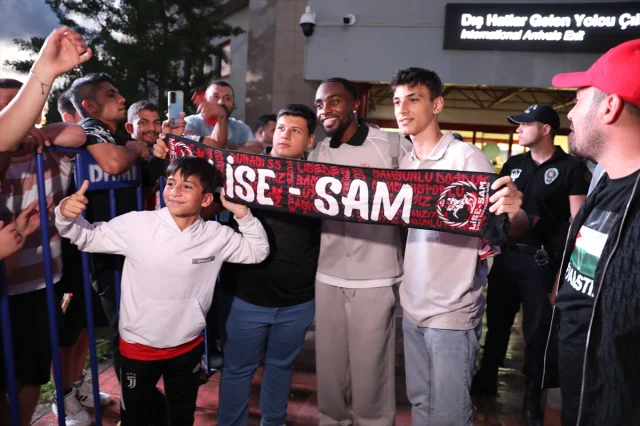 Samsunspor'un Heyecan Verici Transfer Hamlesi: Antoine Makoumbou Şehre Ayak Bastı