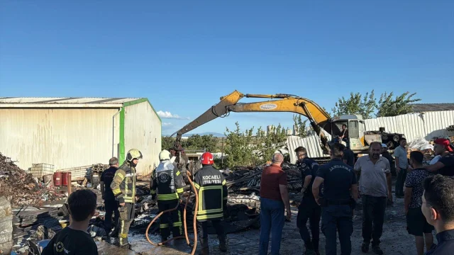 Kocaeli'de Geri Dönüşüm Tesisinde Büyük Yangın