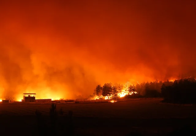 İzmir'de Buca'daki Yangına Müdahale Sürüyor