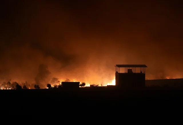İzmir'de Buca'daki Yangına Müdahale Sürüyor