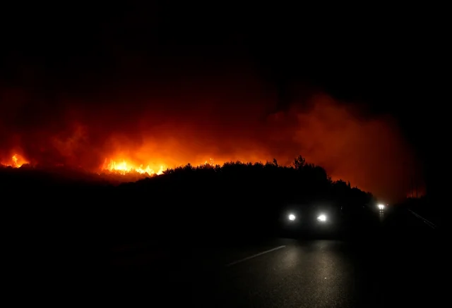 İzmir'de Buca'daki Yangına Müdahale Sürüyor