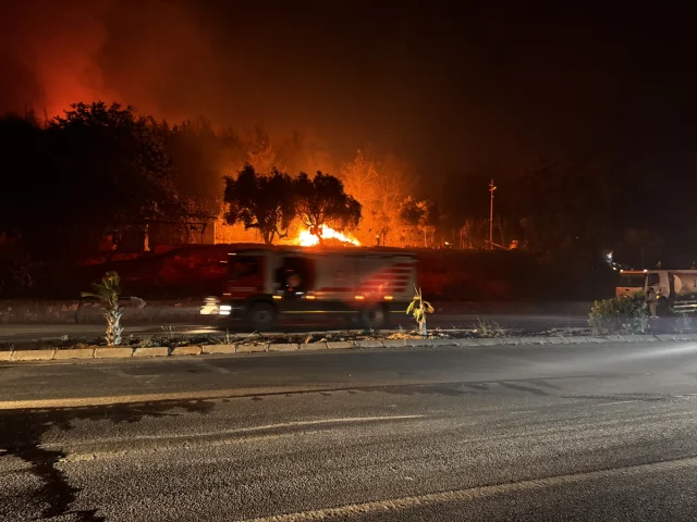 İzmir'de Buca'daki Yangına Müdahale Sürüyor