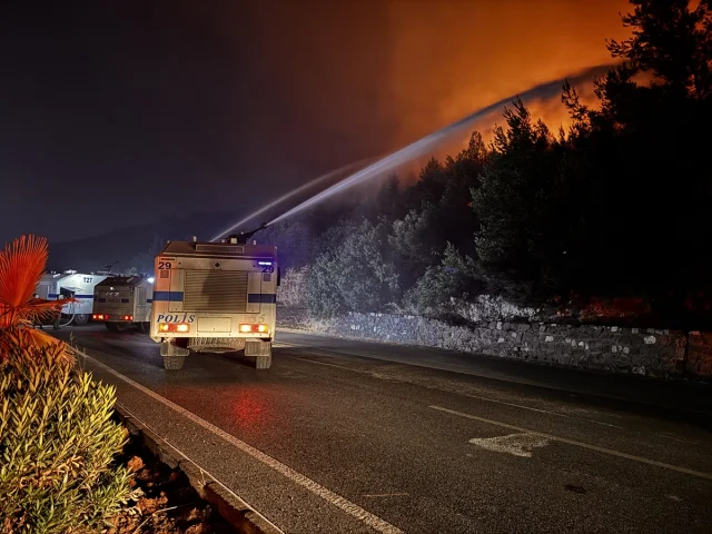 İzmir'de Buca'daki Yangına Müdahale Sürüyor