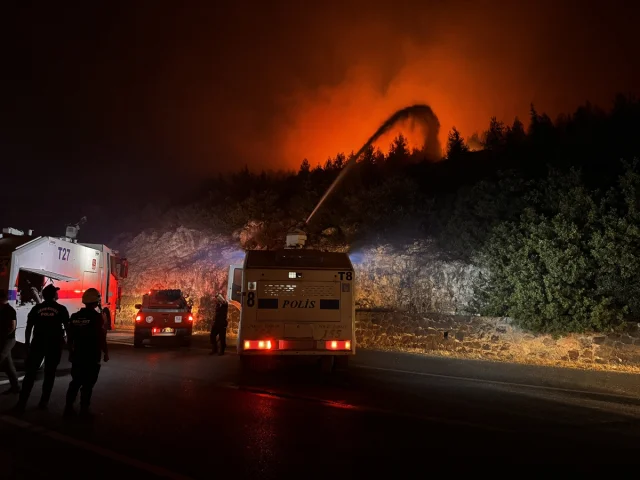 İzmir'de Buca'daki Yangına Müdahale Sürüyor