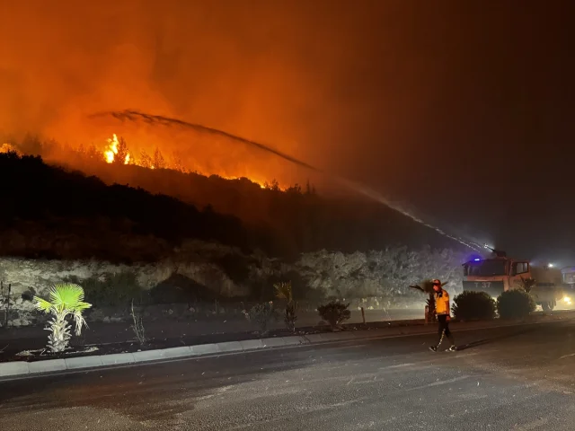 İzmir'de Buca'daki Yangına Müdahale Sürüyor