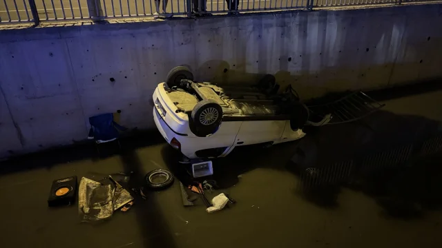 Kayseri'de Kanala Düşen Otomobil Korkuttu