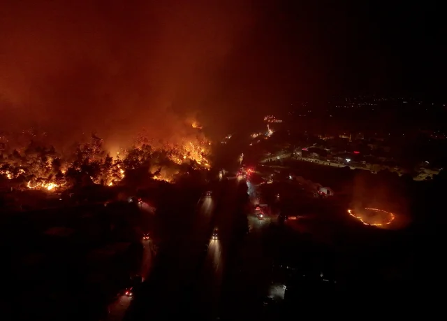 İzmir'de Buca'daki Yangına Müdahale Sürüyor
