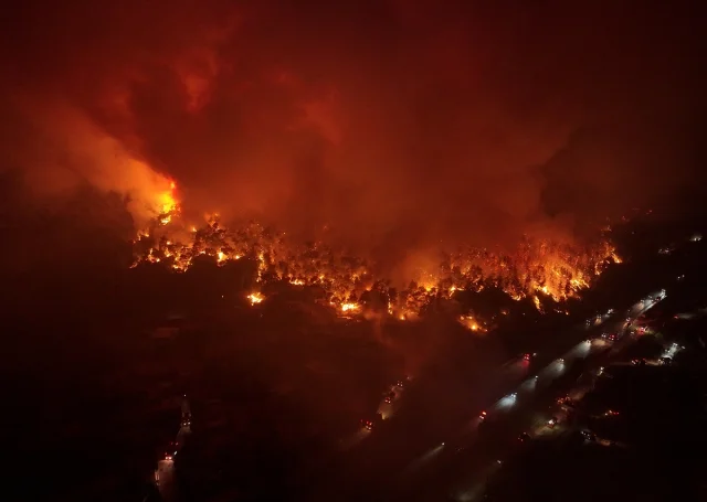 İzmir'de Buca'daki Yangına Müdahale Sürüyor