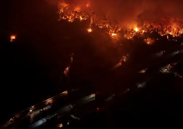 İzmir'de Buca'daki Yangına Müdahale Sürüyor