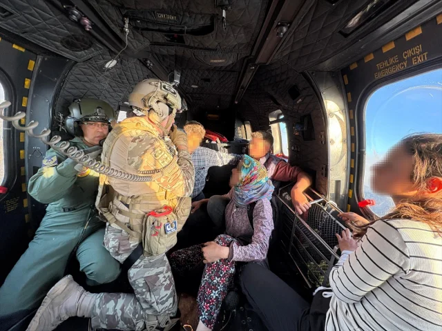 Mehmetçik İzmir'deki Orman Yangınında Mahsur Kalan Aileyi Helikopterle Kurtardı