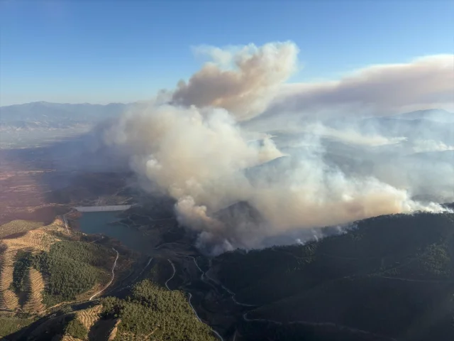Mehmetçik İzmir'deki Orman Yangınında Mahsur Kalan Aileyi Helikopterle Kurtardı