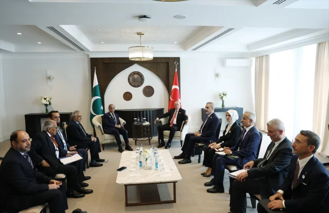 Erdoğan ve Şerif Ekonomik İşbirliği Zirvesi'nde Buluştu