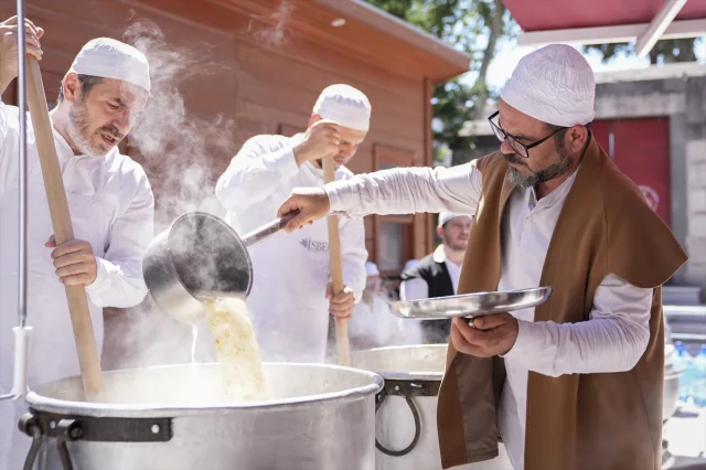 İstanbul'da Kerbela Şehitleri İçin Aşure Geleneği Devam Ediy...